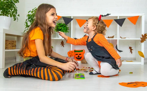 Cadılar Bayramı çocukları evde tatil eğlencesi. Seçici odaklanma. Çocuklar.