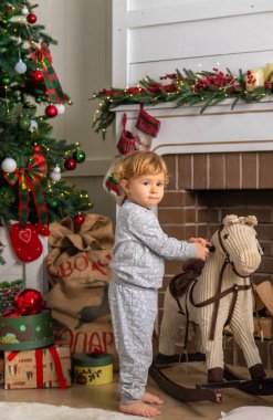Noel ağacının yanındaki çocuk. Seçici odaklanma. Çocuk.