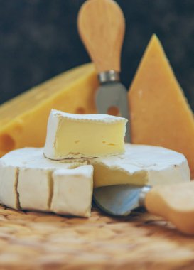 Peynir masanın üstünde. Seçici odaklanma. Yiyecek..