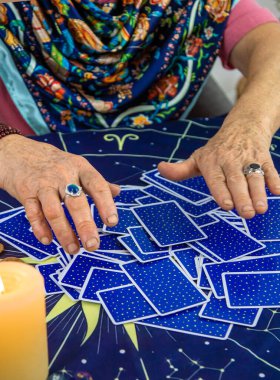 Falcı tarot kartları okur. Seçici odaklanma. Eski.