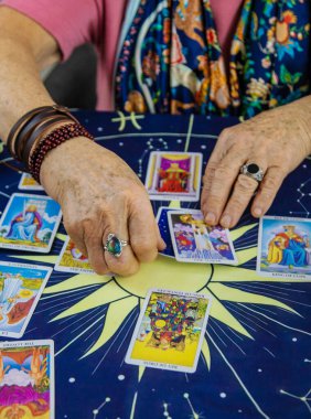 Falcı tarot kartları okur. Seçici odaklanma. Eski.