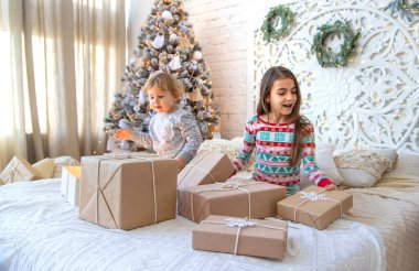 Çocuk ağacın altındaki Noel hediyelerini açar. Seçici odaklanma. Çocuk.