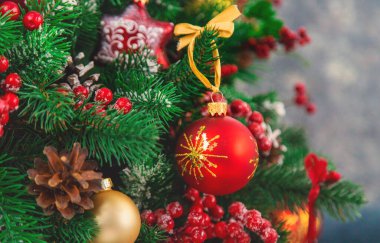 Noel ağacı olan güzel bir Noel arkaplanı. Seçici odaklanma. Tatil.