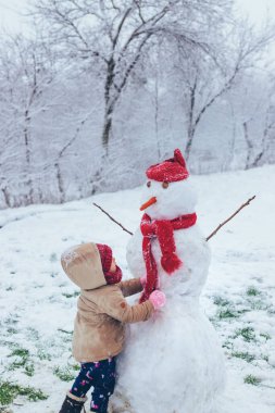 Çocuklar kışın kardan adam yapar. Seçici odaklanma. Çocuk.