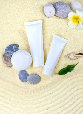 Spa deniz kumunda kozmetik ürünleri. Seçici odaklanma. Doğa.