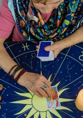 Falcı tarot kartları okur. Seçici odaklanma. Eski.