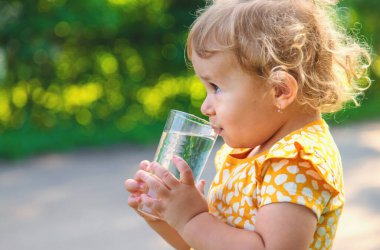 Çocuk bardaktan su içiyor. Seçici odaklanma. Çocuk.