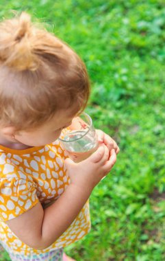 Çocuk bardaktan su içiyor. Seçici odaklanma. Çocuk.