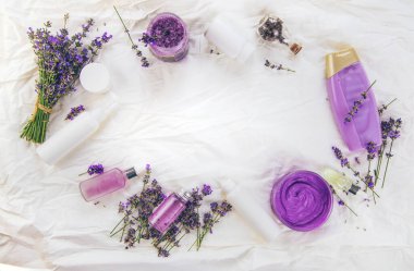 Lavanta özlü kaplıca ürünleri. Seçici odaklanma. Spa.