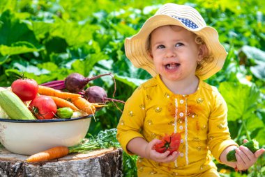 Sebze bahçesindeki çocuk. Seçici odaklanma. Çocuk.