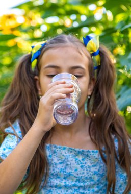 Çocuk bardaktan su içiyor. Seçici odaklanma. Çocuk.