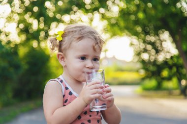 Çocuk bardaktan su içiyor. Seçici odaklanma. Çocuk.