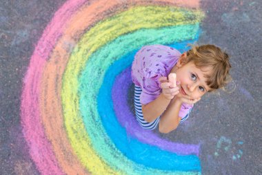 Çocuklar asfalta tebeşirle resim çiziyor. Seçici odaklanma. Çocuk.