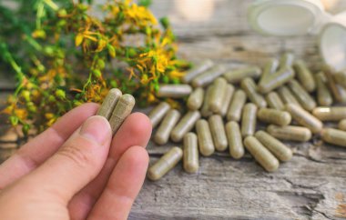 St. John 's Wort tentürü ve takviyeleri. Seçici odaklanma. Doğa.