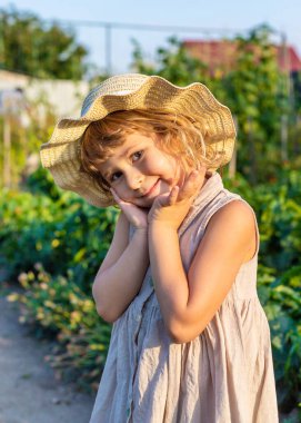 Bahçede şapkalı bir çocuk. Seçici odaklanma. Doğa.