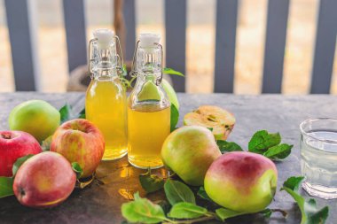 Elma sirkesine karşı elma sirkesi. Seçici odaklanma. iç.