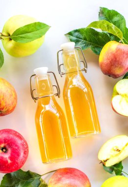 Elma sirkesine karşı elma sirkesi. Seçici odaklanma. iç.