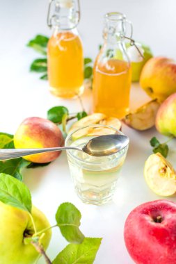 Elma sirkesine karşı elma sirkesi. Seçici odaklanma. iç.