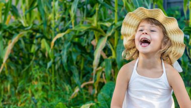 Bahçedeki bir çocuğun portresi. Seçici odaklanma. Çocuk.