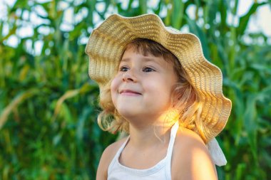 Bahçedeki bir çocuğun portresi. Seçici odaklanma. Çocuk.