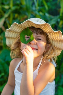 Yaprak kalpli çocuk bahçede. Seçici odaklanma. Çocuk.