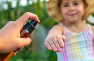 Sivrisinek kovucu spreyleyen çocuk. Seçici odaklanma. çocuk.