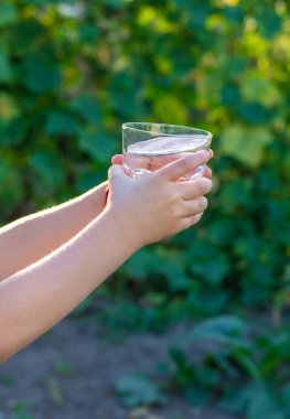 Dışarıda su içen bir çocuk. Seçici odaklanma. Çocuk.