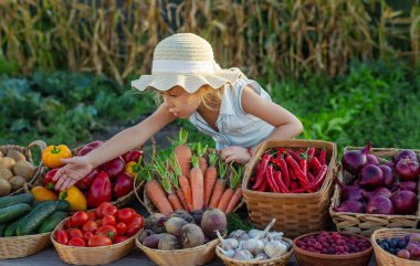 Çiftçi pazarında sebzeli bir çocuk. Seçici odaklanma. Yiyecek..