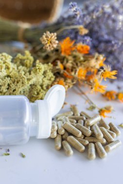 Kurutulmuş şifalı bitkiler ve çiçekler. Seçici odaklanma. Doğa.