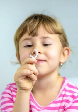 Dişlerini temizleyen bir çocuk. Seçici odaklanma. Çocuk.