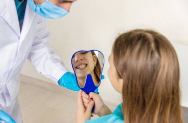 Dişçideki bir çocuğun dişleri tedavi ediliyor. Seçici odaklanma. Çocuk.