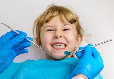 Dişçideki bir çocuğun dişleri tedavi ediliyor. Seçici odaklanma. Çocuk.