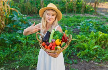Bahçede sebzeli bir kadın. Seçici odaklanma. Yiyecek..