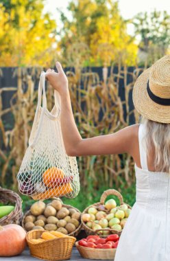 Markette sebzeli bir kadın. Seçici odaklanma. Yiyecek..