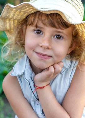 Bahçedeki bir çocuğun portresi. Seçici odaklanma. Çocuk