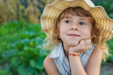 Bahçedeki bir çocuğun portresi. Seçici odaklanma. Çocuk