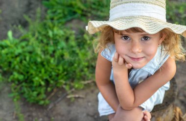 Bahçedeki bir çocuğun portresi. Seçici odaklanma. Çocuk