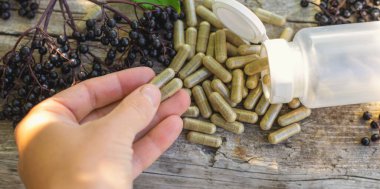 Mürver tentürü ve takviyeler. Seçici odaklanma. Doğa.