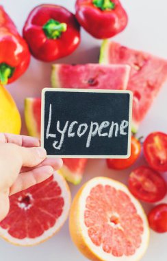 İçinde yiyecek bulunan likopene kırmızıdır. Seçici odaklanma. Yiyecek..