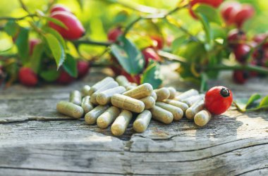 Gül kalçasından takviye ve özüt. Seçici odaklanma. Doğa.