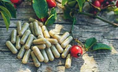 Gül kalçasından takviye ve özüt. Seçici odaklanma. Doğa.