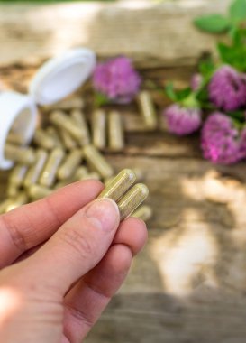 Kırmızı Yonca Özütü ve İlaveleri. Seçici Odaklanma. Doğa.