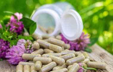 Kırmızı Yonca Özütü ve İlaveleri. Seçici Odaklanma. Doğa.