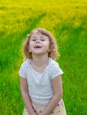 Uğur böceğiyle oynayan çocuk. Seçici odaklanma. Çocuk.