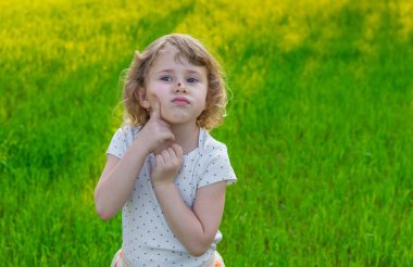 Uğur böceğiyle oynayan çocuk. Seçici odaklanma. Çocuk.