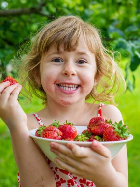 Bahçesinde çilek olan çocuk. Seçici odaklanma. Çocuk.