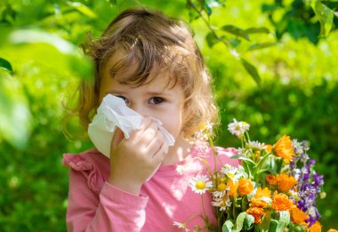 Bir çocukta çiçeklere alerji. Seçici odaklanma. Doğa.