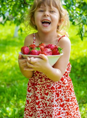 Bahçesinde çilek olan çocuk. Seçici odaklanma. Çocuk.