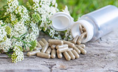 Kemik dokusu takviyesi ve konservatuar homeopati. Seçici odaklanma. Doğa.