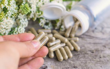 Kemik dokusu takviyesi ve konservatuar homeopati. Seçici odaklanma. Doğa.